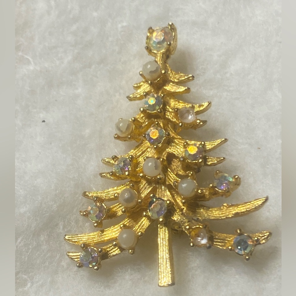 Mylu Elegant Gold colored Christmas Tree Brooch with stones & pearls vintage